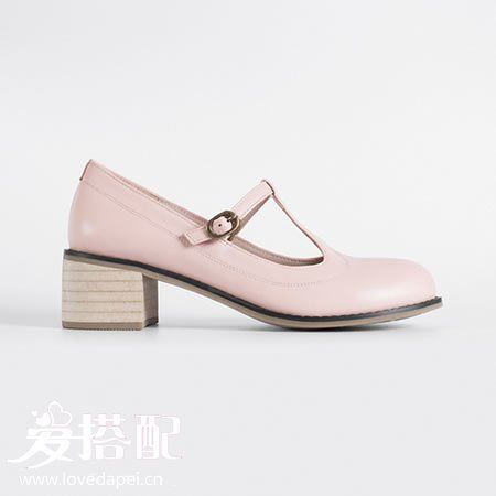 浅粉色玛丽珍鞋